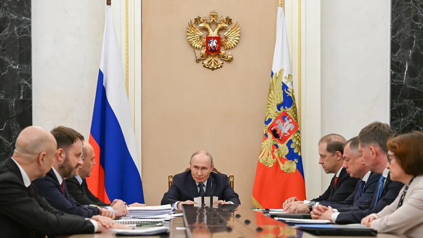 Глава росії володимир путін (у центрі) на нараді з економічних питань у Москві, 22 липня 2026 року