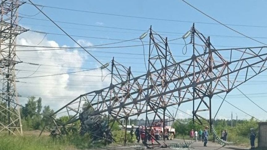 Обвалившаяся вследствие ДТП линия электропередачи на улице Пуховской в Киеве