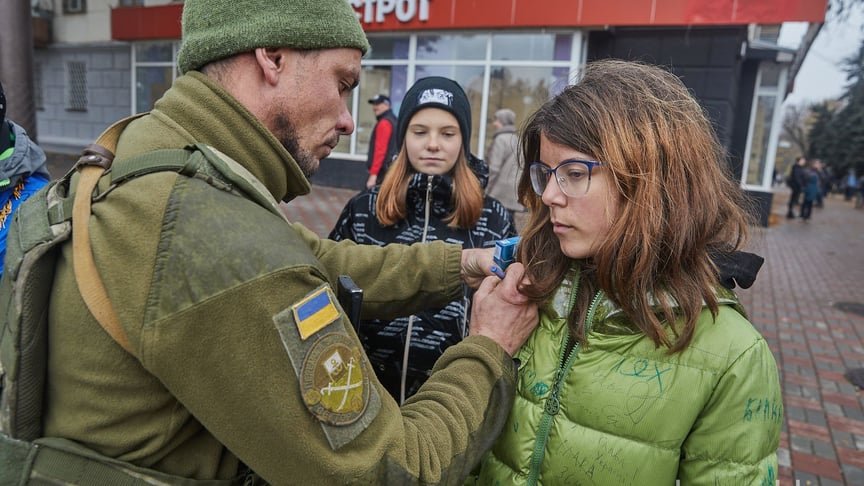Український військовий залишає автограф просто на куртці мешканки міста, Херсон