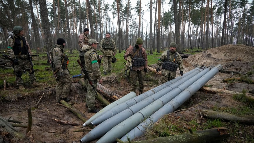 Українські військові оглядають російські залпові ракети, залишені окупантами в селі Березівка, 21 квітня 2022 року