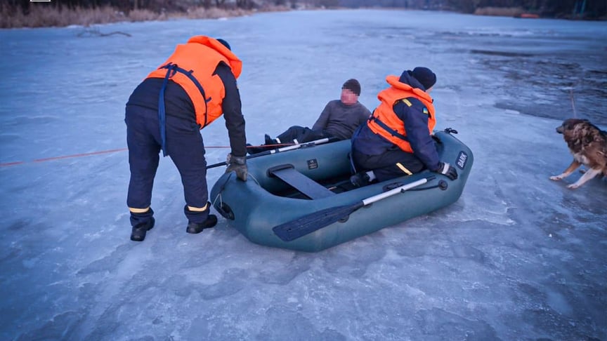 У Білій Церкві надзвичайники врятували чоловіка та собаку, які провалилися під кригу