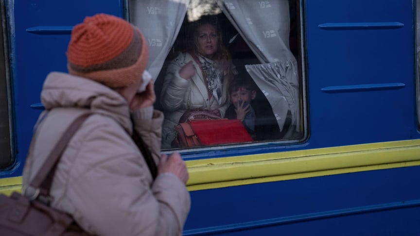 Жінка прощається з онукою, яка разом із сином виїжджає з вокзалу в Одесі, 22 березня 2022 року