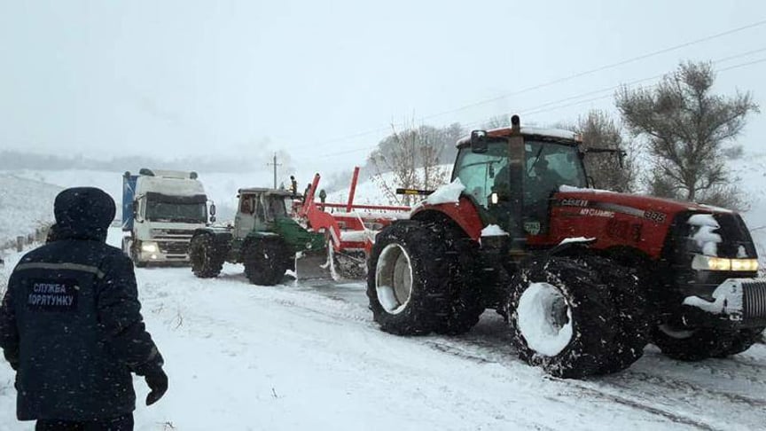 Негода в Україні: у заторах застрягли майже 100 автівок, залучені десятки рятувальників
