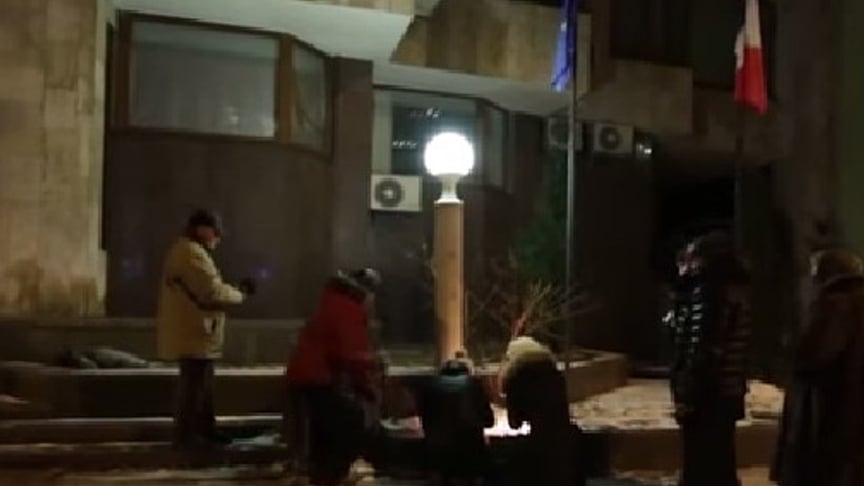 #CharlieHebdo: People gather at the French Embassy in Kyiv
