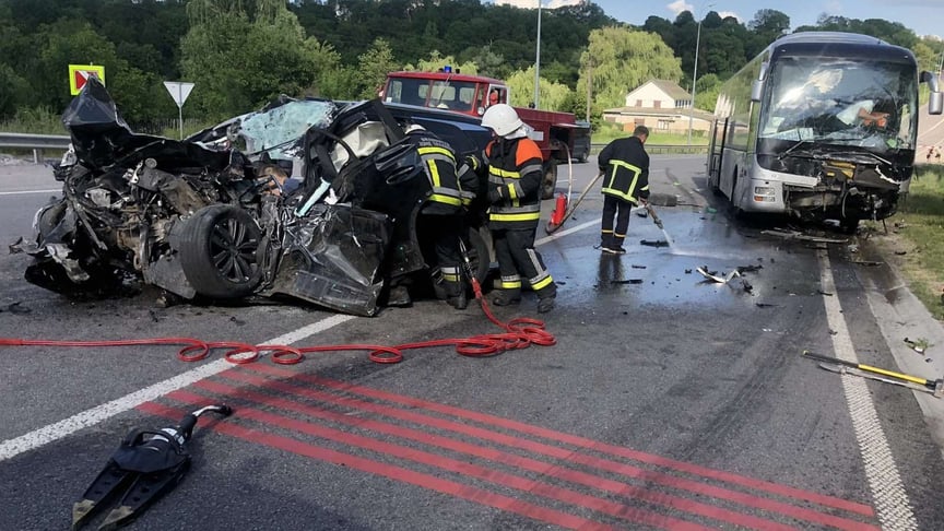 Автобус та легковик після аварії