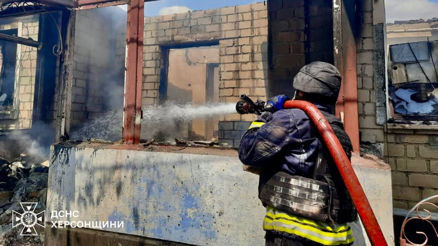 Пошкоджений будинок на Херсонщині Рятувальники ліквідують наслідки удару по Білозерці 16 червня
