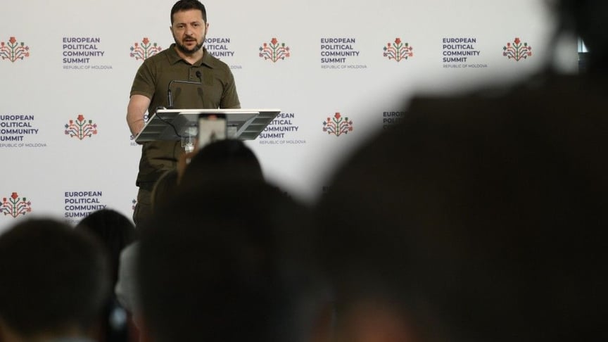 Президент Володимир Зеленський спілкується з представниками ЗМІ в межах другої зустрічі Європейської політичної спільноти в Молдові, 1 червня 2023 року