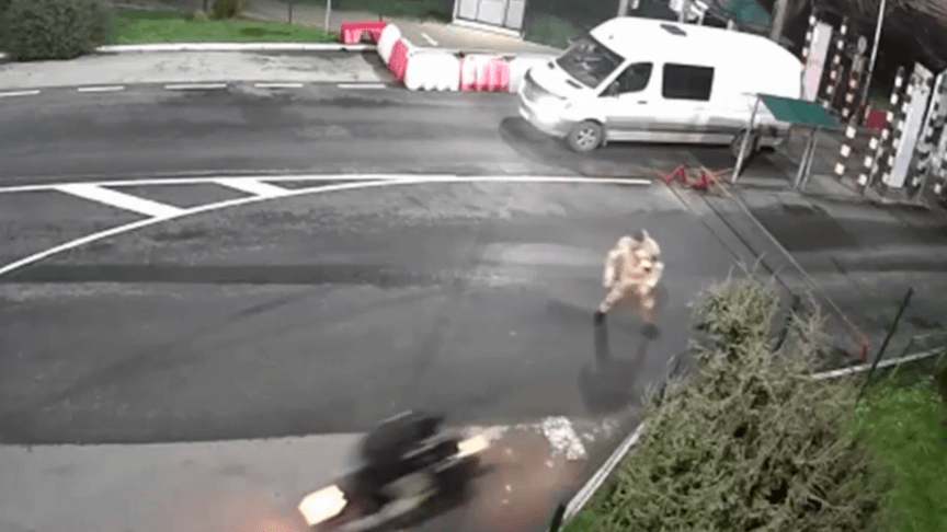 Прикордонник зупиняє порушника, який намагався прорватися через кордон із Румунією