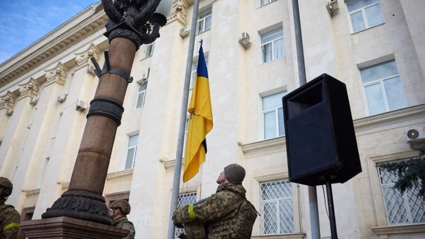 У Херсоні урочисто підняли прапор України, в церемонії взяв участь президент Володимир Зеленський, 14 листопада 2022 року