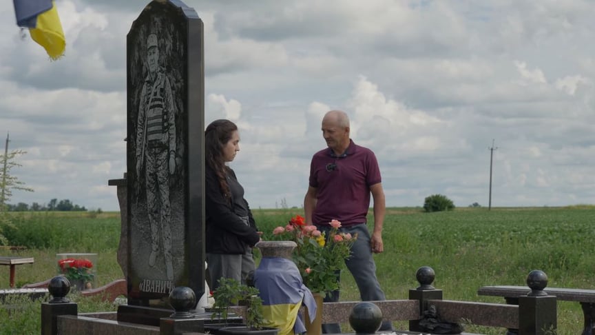 Василь Дмитрієнко поруч з могилою Сергія Мосейчука-старшого — батька вбитих братів