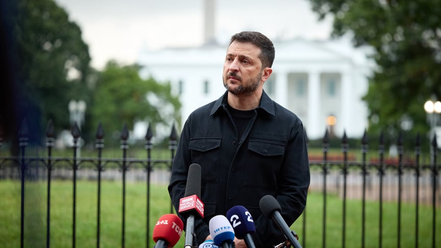 Президент України Володимир Зеленський виступає після зустрічі з президентом Дональдом Трампом та європейськими лідерами у Вашингтоні, 18 серпня 2025 року