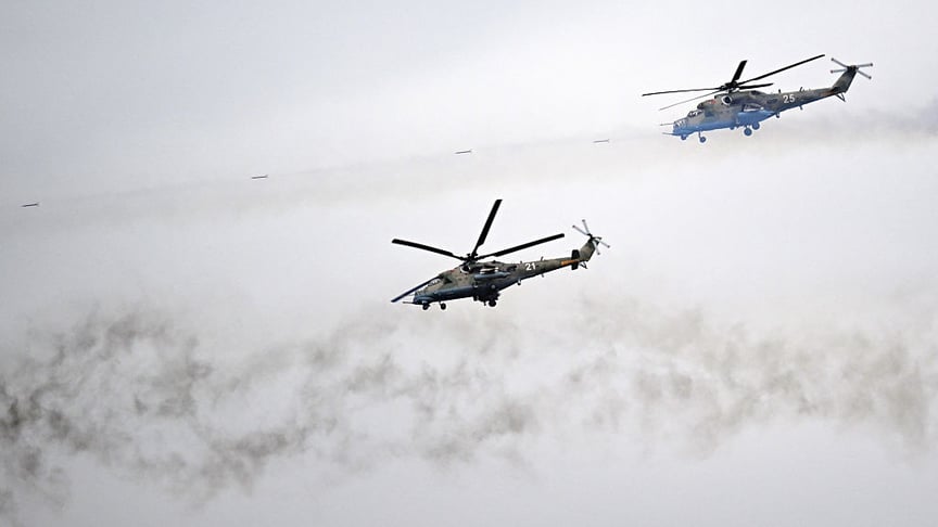 Ілюстративне фото. Білоруські військові гелікоптери Мі-24 виконують польоти в межах військових навчань «Захід-2025» поблизу Борисова, 15 вересня 2025 року