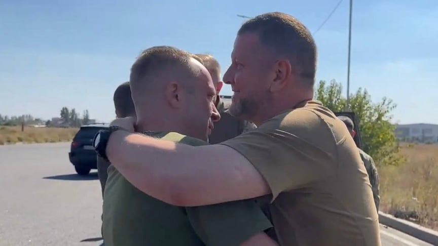 Головнокомандувач ЗСУ Михайло Драпатий (ліворуч) і колишній головнокомандувач Валерій Залужний