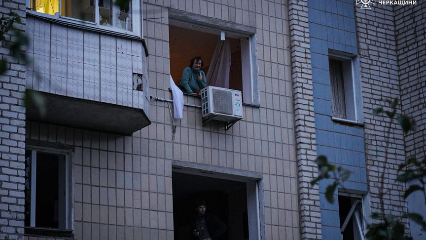 Вибиті вікна в багатоквартирному будинку після російської атаки