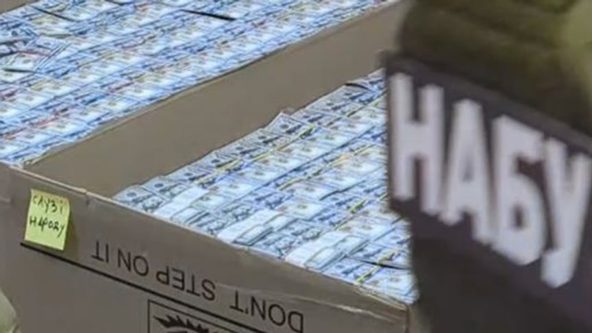 Фейкове фото, на якому працівники НАБУ нібито проводять обшуки в ексголови АОЗ Фейкове фото, на якому працівники НАБУ нібито проводять обшуки в ексголови АОЗ