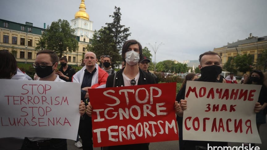 Акція проти затримання Романа Протасевича в Мінську під будівлею МЗС України. Київ, 23 травня 2021 року