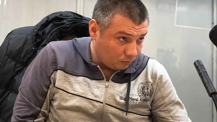 Працівник Подільського управління поліції Києва Василь Мельников, якому напередодні оголосили підозру в перевищенні влади або службових повноважень, що супроводжувалось насильством