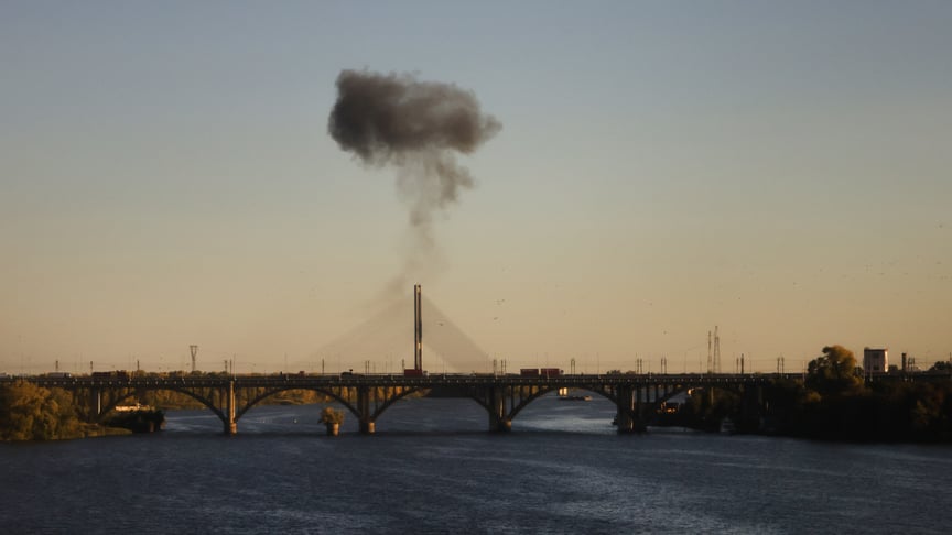 Ілюстративне фото. Дим на одним із мостів через Дніпро у Києві