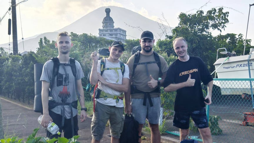 Українці, яких затримали в Японії за проникнення в будинок біля Фукушіми: Владислав Савінов (перший ліворуч), Анатолій Дибак (другий ліворуч), Олександр Крюков (перший праворуч)