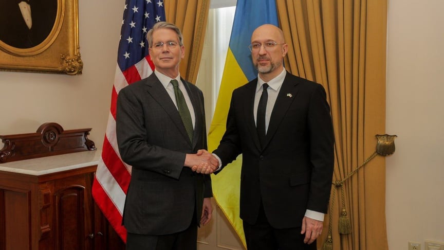 Міністр фінансів США Скот Бессент та прем’єр-міністр Денис Шмигаль під час зустрічі 23 квітня 2025 року