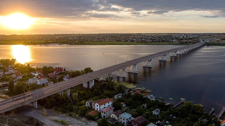 Ukraine hits strategic Antonivskyi bridge in Kherson. Occupation administration admits damage