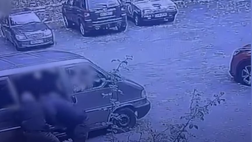 Поліціянти б'ють чоловіка біля ТЦК у Києві Поліціянти б'ють чоловіка біля ТЦК у Києві