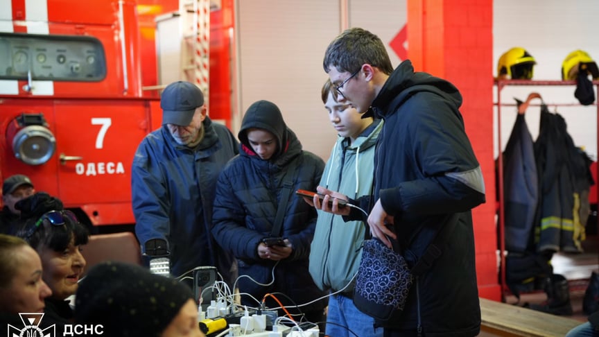 Люди заряджають телефони у «Пункті незламності» на Одещині