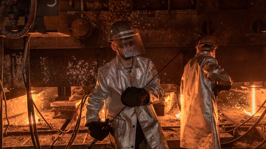 Співробітники «АрселорМіттал Кривий Ріг» у захисному спорядженні працюють у цеху безперервного розливання сталі, 15 вересня 2023 року.