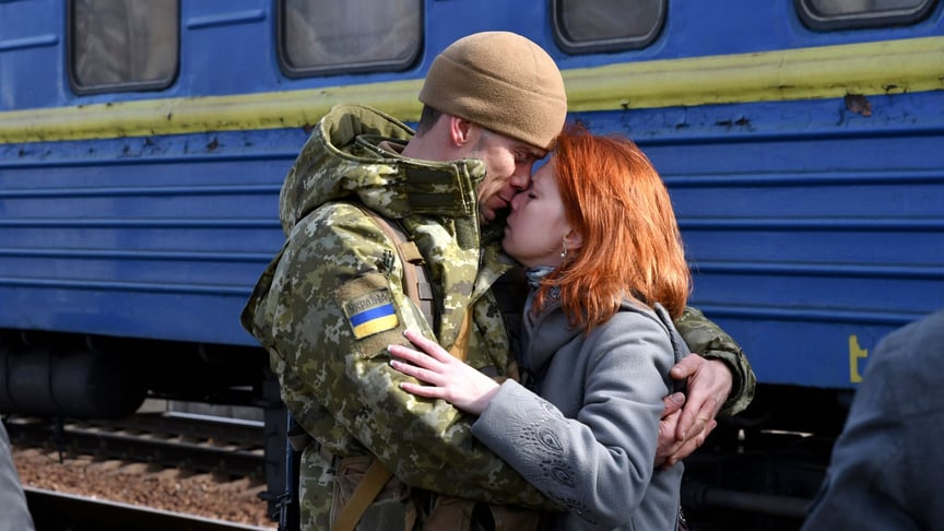 Пара обіймається перед відправленням жінки на західну Україну, Краматорськ, 27 лютого 2022 року
