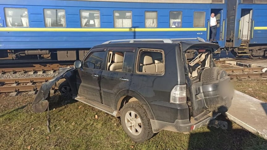 На Харківщині позашляховик потрапив в аварію на залізничному переїзді