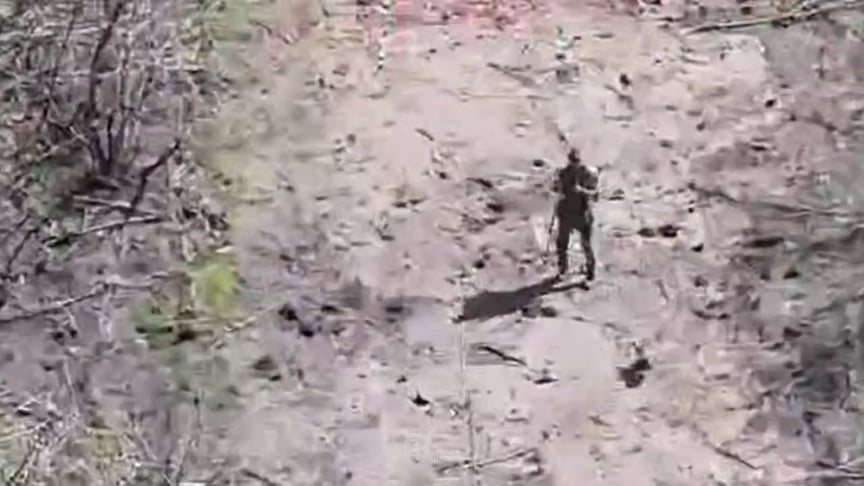 російкий FPV-дрон підлітає до російського військового