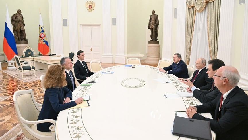 Глава рф володимир путін під час зустрічі зі спеціальним посланцем США Стівом Віткоффом та зятем президента США Дональда Трампа Джаредом Кушнером у Кремлі