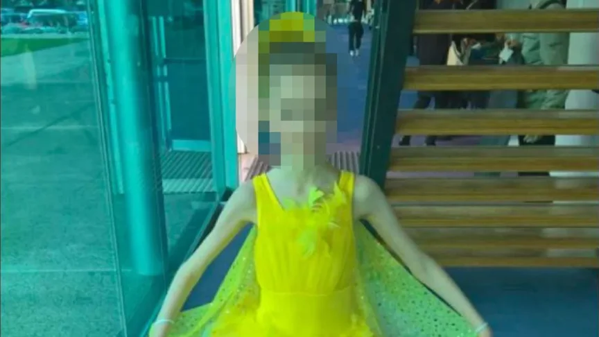 Дівчина, чиїх батьків ув'язнили
