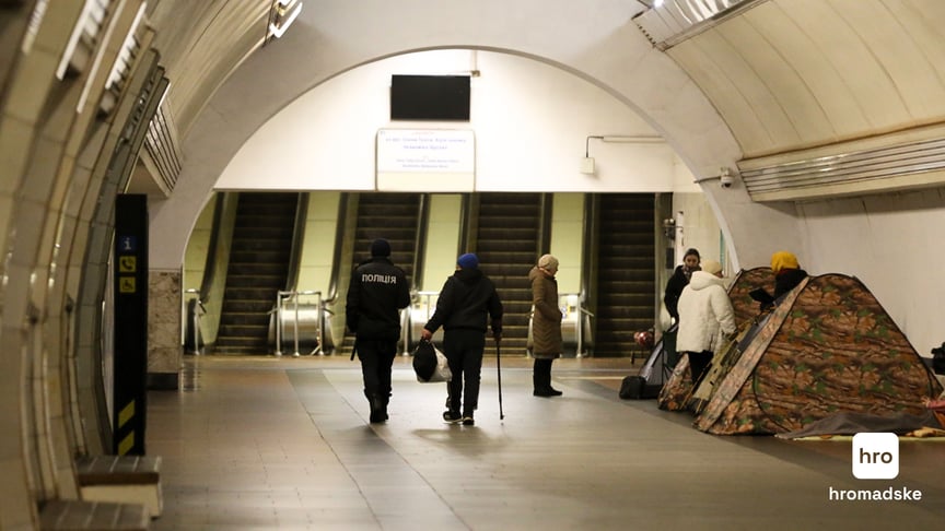 Бійки за лавки, крадіжки, наїзди на чужинців. Хто ці люди, які щодня ночують у метро