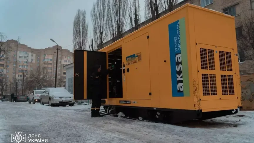 Рятувальники надають допомогу людям під час відключень світла й морозів