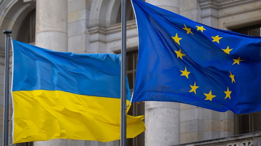 Ілюстративне фото. Прапори України та ЄС майорять на вітрі