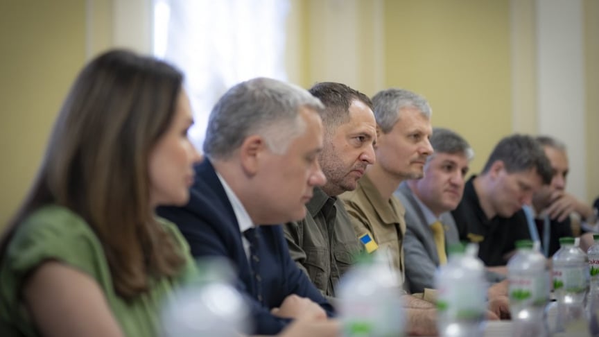 Українська делегація на переговорах із британською стороною