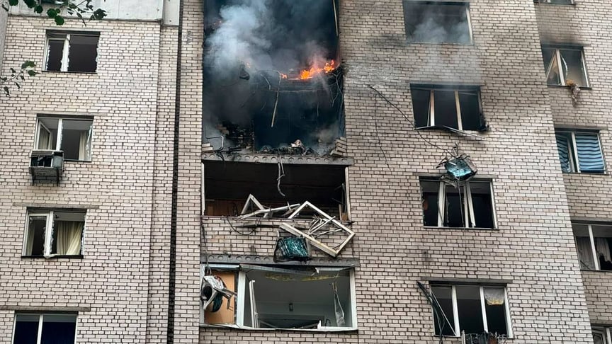 Пошкоджений внаслідок російського обстрілу багатоповерховий будинок у Печерському районі Києва, 25 вересня 2026 року