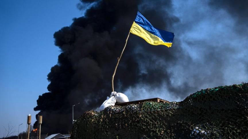 Український прапор розвивається на блокпості у Києві, 25 березня 2022 року
