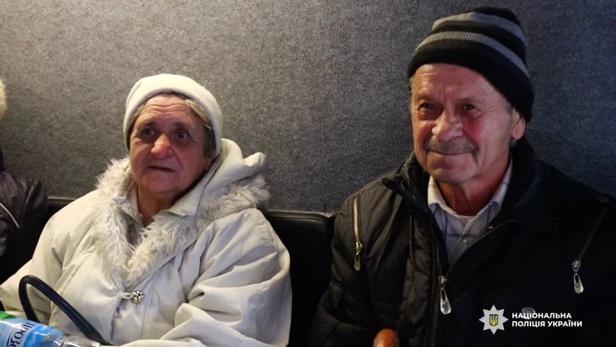 Літнє подружжя, яке подолало 16 кілометрів, аби дійти з Торського до Лиману Літнє подружжя, яке подолало 16 кілометрів, аби дійти з Торського до Лиману