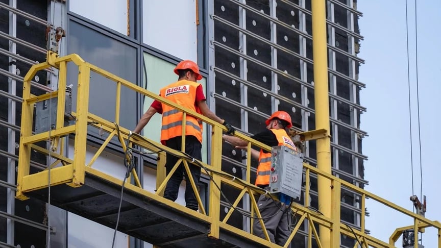 Будівельники працюють над відновленням сучасного корпусу лікарні «Охматдит»