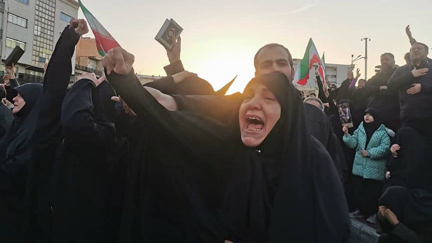 Люди оплакують за смерть Верховного лідера Ірану аятоли Алі Хаменеї, який загинув у результаті спільних ударів США та Ізраїлю, Тегеран, 1 березня 2026 року