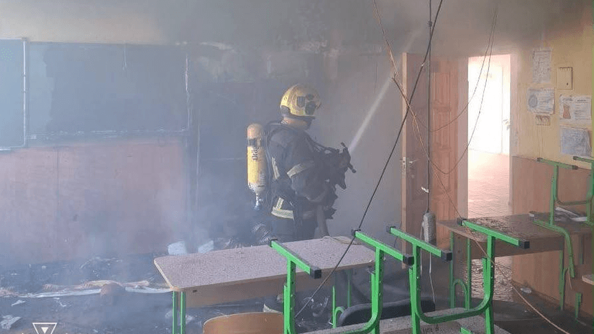 Рятувальник гасить пожежу, що виникла внаслідок російської атаки по Києву, 27 вересня 2026 року
