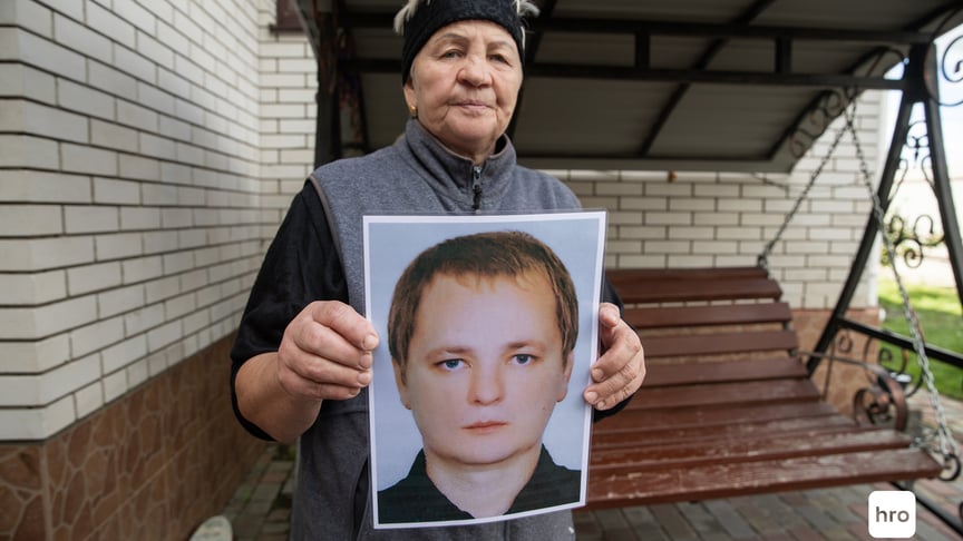 Галина Поліщук з фото свого загиблого сина Василя