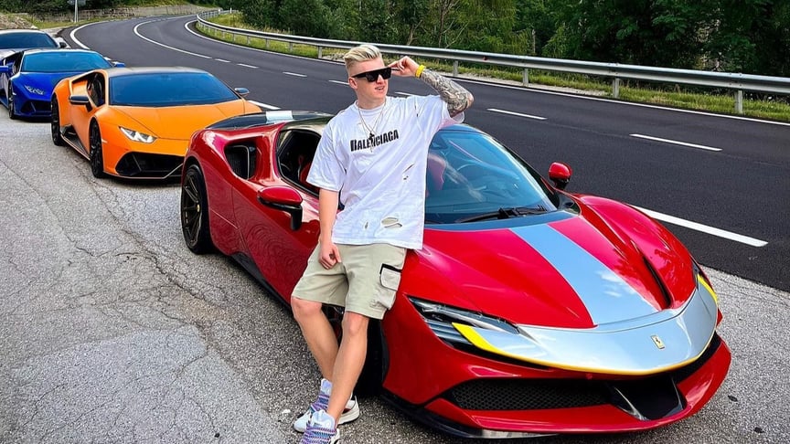 Бізнесмен Олександр Слобоженко позує біля Ferrari в Італії, літо 2023 року