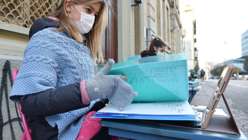 12-летняя Анита Яковели на сидячем протесте против дистанционного обучения, Турин, 20 ноября 2020 года