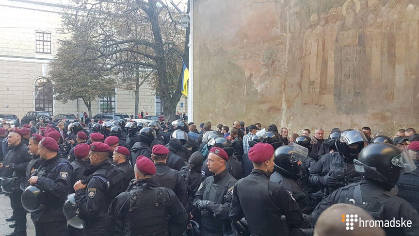Кілька десятків правоохоронців оточили молодиків біля Києво-печерської лаври