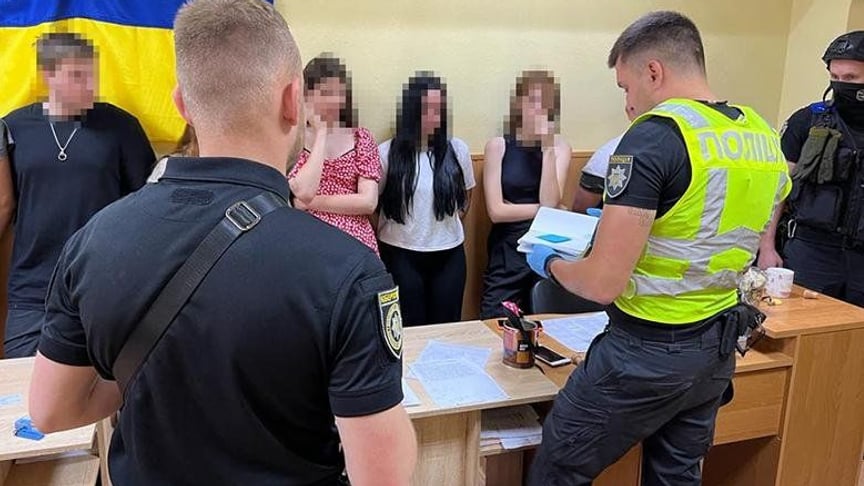 Правоохоронці здійснюють обшуки