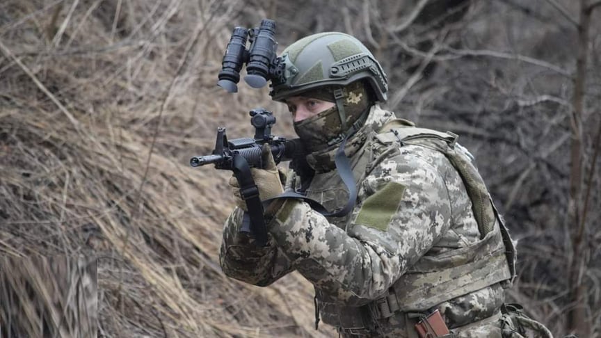 Украинский военнослужащий с оружием. Иллюстративное фото
