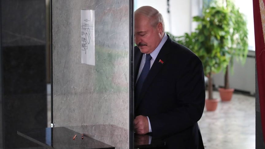 Президент Беларуси Александр Лукашенко голосует на очередных президентских выборах в стране, 9 августа 2020 года